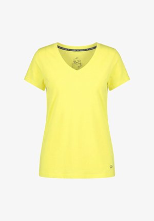 Geel dames T-shirt met korte mouwen en V-hals, met een klein zwart logo nabij de zoom en een illustratie van een kattengezicht in de hals.