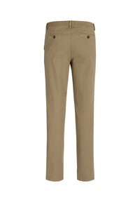 Beige Baumwollhose mit geradem Schnitt, zwei Gesäßtaschen mit Knöpfen und Gürtelschlaufen am Taillenbund. Glatte Textur, keine Muster.