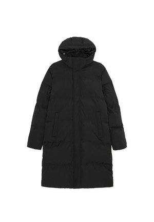 Casaco de inverno longo e acolchoado preto com capuz, fecho frontal de zipper e dois bolsos laterais, disposto sobre um fundo branco.