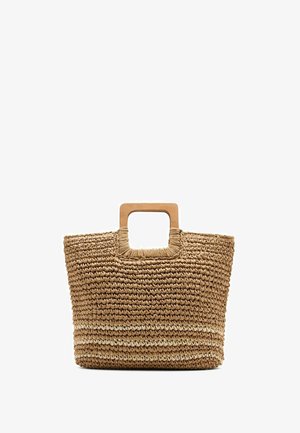 Geweven stro-tas met rechthoekige houten handvatten, voorzien van een natuurlijk beige patroon en een wijde open bovenkant.