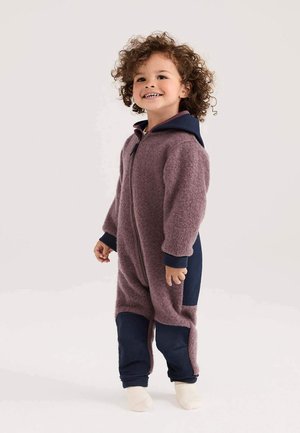 Flauschiger, zweifarbiger Ganzkörperanzug mit einem samtigen mauve-farbenen oberen Teil und einem navyblauen unteren Abschnitt, mit einem Reißverschluss und Kapuze. Glatte Bündchen.