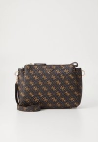 Musta synteettinen laukku, jossa toistuva kultainen logokuvio, vetoketjusuljenta, irrotettava olkahihna ja teksturoitu pinta. Kompakti suorakaiteen muotoinen.