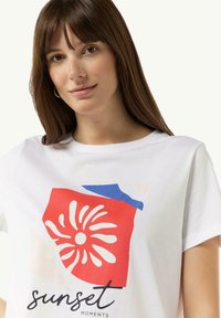 comma casual identity MIT FRONT - Print T-shirt - weiß