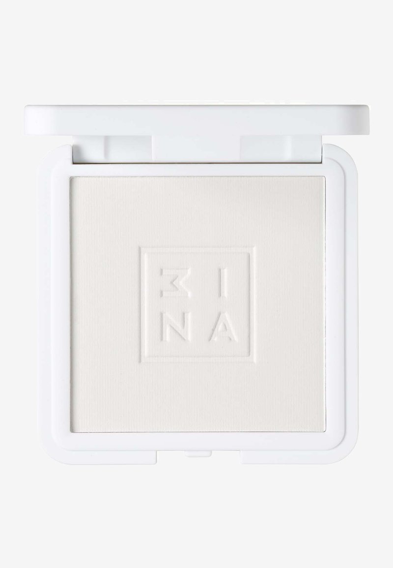 Boîtier compact blanc avec une poudre pressée embossée des lettres M I N A dans un motif carré à l'intérieur.
