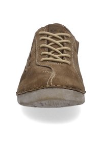 Ruske nubuk-kengät pyöreällä varpaalla, joissa on vaalean kerman väriset nauhat, näkyvät ompeleet ja teksturoitu kumipohja. Minimalistinen muotoilu.