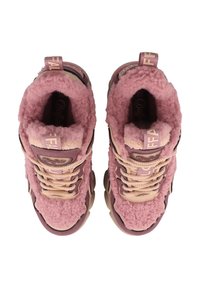 Teksturne, plišane ružičaste tenisice s bež naglascima, koje imaju masivan dizajn, kremaste vezice i trakicu na stražnjem dijelu.