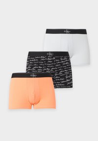 Τρία ζευγάρια ανδρικά boxer Calvin Klein σε λευκό, μαύρο με λευκό λογότυπο και πορτοκαλί, όλα με μαύρες ζώνες και μπροστινά ραφές.