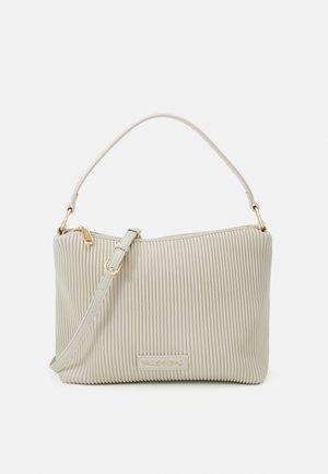 Cremefarbene, gerippte Lederhandtasche mit verstellbarem Riemen und goldfarbenem Reißverschluss-Zipper vor einfarbigem Hintergrund, Valentino-Logo vorne sichtbar.