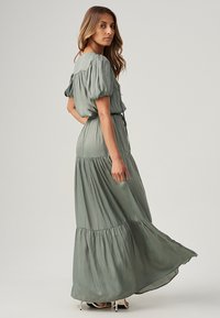 THE FATED MIL - Velika haljina - sage green