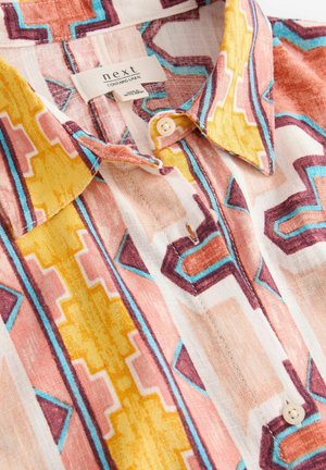 Košulja kratkih rukava s geometrijskim uzorkom u ružičastim, žutim i plavim nijansama, izrađena od lana, s ovratnikom na gumbe i mekanim teksturom.