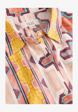 Košulja kratkih rukava s geometrijskim uzorkom u ružičastim, žutim i plavim nijansama, izrađena od lana, s ovratnikom na gumbe i mekanim teksturom.