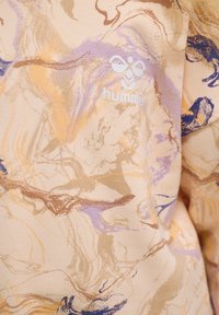 Abstracte stof met patronen in beige, met draaikolken van paars, bruin en blauw. Bevat een witte "hummel" logo-details. Textuur uiterlijk.