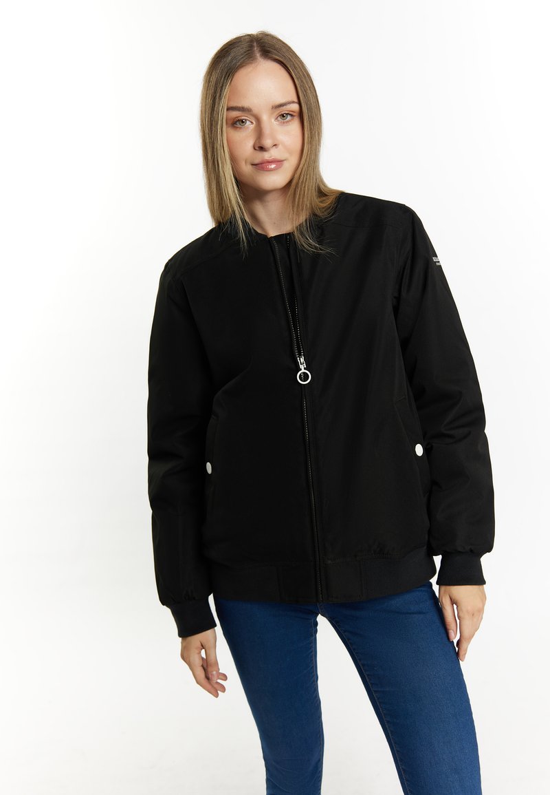 Schwarze Bomberjacke mit einem Reißverschluss vorne, gerippten Bündchen und Saum. Verfügt über zwei seitliche Taschen und eine glatte, leicht glänzende Textur.