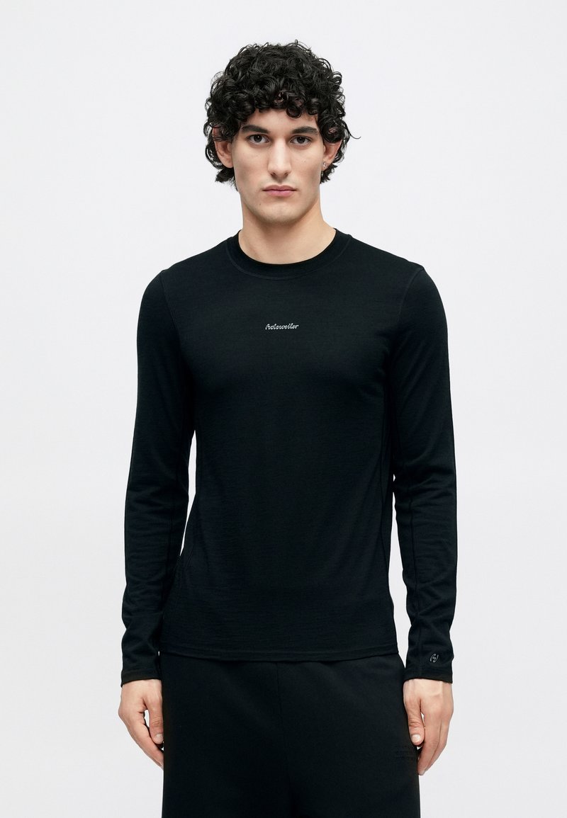 Schwarzes Langarmshirt aus einem glatten, leichten Stoff mit kleinem Logo auf der Brust und figurbetonter Silhouette.