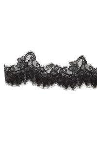 Bordure en dentelle noire avec des motifs floraux, des bords festonnés et des franges délicates. Texture légère et transparente adaptée à un usage décoratif.