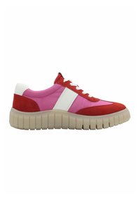 Sneaker mit einer Mischung aus roten, rosa und weißen Materialien, darunter Wildleder und glatte Texturen, mit einer dicken, gerippten beigen Sohle.