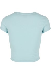 T-shirt court bleu clair, manches courtes, encolure ronde, matériau en coton doux, texture lisse, design simple, sans motifs ni accents visibles.