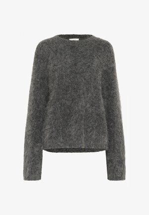 Pilkas, pūkuotas megztinis su apvaliame kakle ir ilgomis rankovėmis, pasižymintis minkšta tekstūra ir laisvu siluetu. Nėra matomų raštų ar detalių.