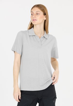 Lysegrå polo-shirt med en blød tekstur, korte ærmer og en traditionel krave. Har en tre-knaps lukning og subtil branding.