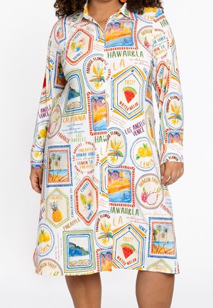 Jurk met kleurrijke reis-geïnspireerde print met tropisch fruit, palmbomen, stranden en plaatsnamen zoals Hawaii, LA en Californië.