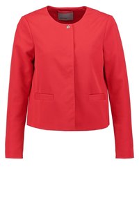 Czerwony, dopasowany blezer z okrągłym dekoltem, z przodem zapinanym na guziki oraz dwiema naszytymi kieszeniami. Gładka tkanina o wyraźnym kroju i minimalnych detalach.