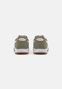 Puma KING TOP IT - Beltéri futballcipő - olive drab/white/gold