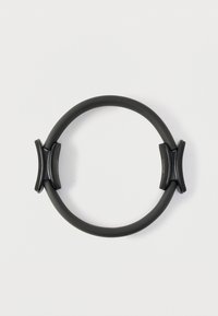 Δαχτυλίδι αντίστασης σε μαύρο χρώμα με ομαλή, κυκλική μορφή. Διαθέτει εργονομικές μαύρες λαβές σε δύο απέναντι σημεία, κατασκευασμένες από ανθεκτικό υλικό.