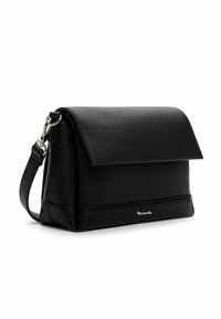 Borsa a mano in pelle nera con forma strutturata, patta frontale e tracolla regolabile. Presenta una texture sottile e un dettaglio logo in argento.
