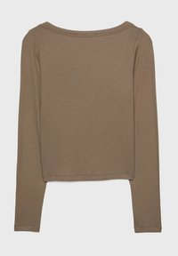 Brązowy długi rękaw ribbed sweter z dekoltem w łódkę i prostym hemem, zaprezentowany na jednolitym białym tle.