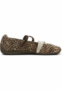 Leopardmønstret flad sko med blødt stolfærde, brune elastiske remme og en tekstureret gummisål. Har et rundet tådesign.