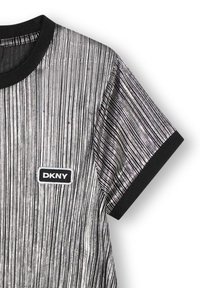 T-shirt en tricot à rayures noir et blanc à manches courtes avec un col en rib tout noir et un patch logo DKNY sur le devant.
