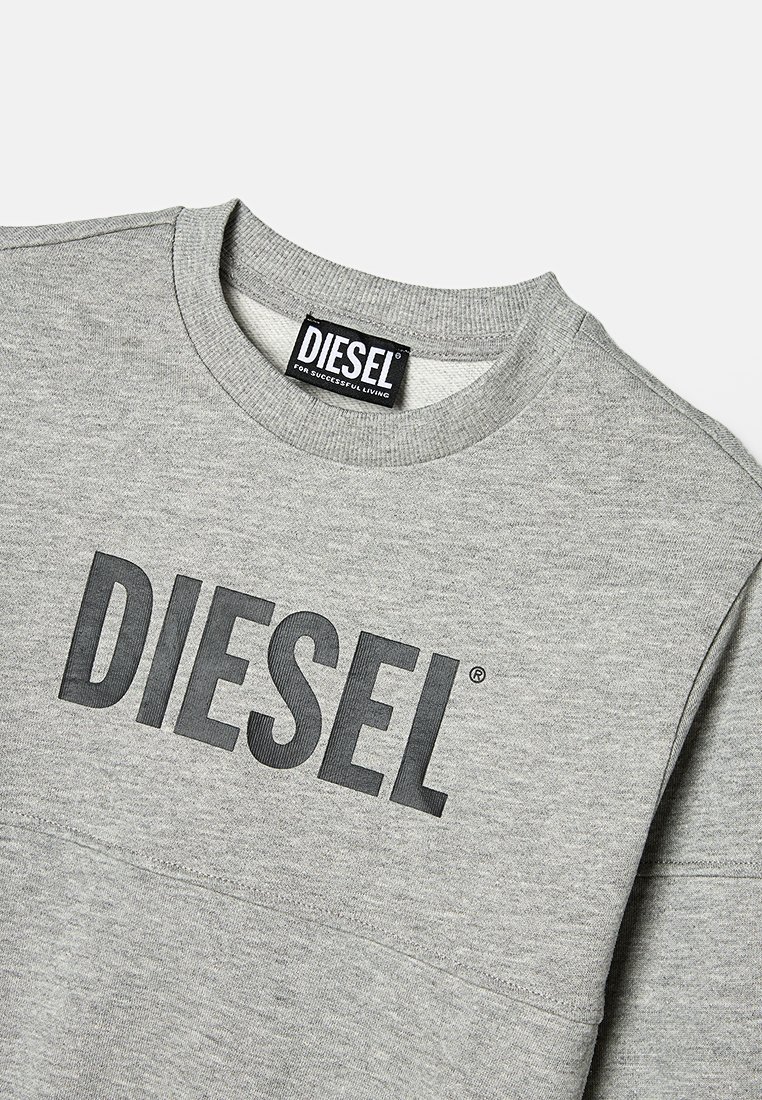 Sudadera de color gris claro, confeccionada con un tejido suave, que presenta un gran logotipo negro de "DIESEL" en el pecho y un cuello redondo.