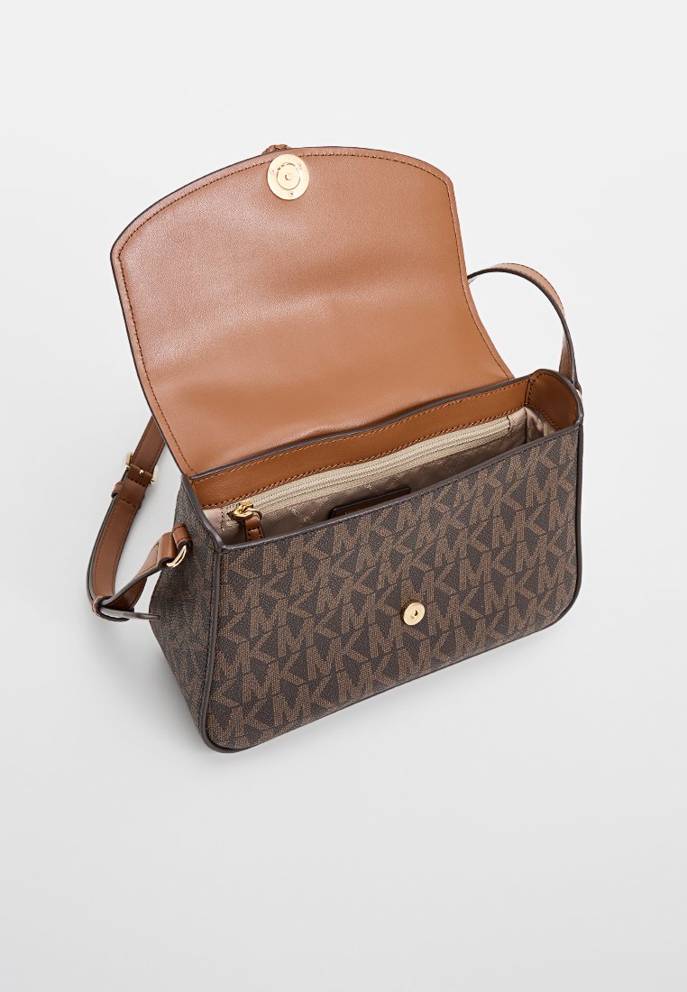 Braune Lederhandtasche mit Logo-Muster, goldenen Beschlägen, strukturierter Form und beige Innenausstattung. Verfügt über einen magnetischen Druckverschluss.