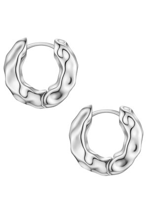 Par de pendientes de aro plateados con una superficie irregular y ondulada y un acabado pulido y reflectante.