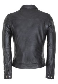 Giubbotto in pelle nera con colletto classico, texture liscia, vestibilità aderente e polsini con bottoni. Presenta cuciture minime e un design elegante.