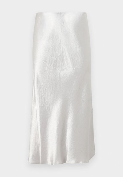 Biela saténová midi sukňa s jemnou zvrásnenou textúrou, mierne rozšíreným strihom a hladkým povrchom, vybavená skrytou páskou.