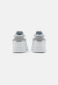 Hvite lær sneakers med grå detaljer, med en glatt tekstur, polstret krage og logo på hælen og tungen.