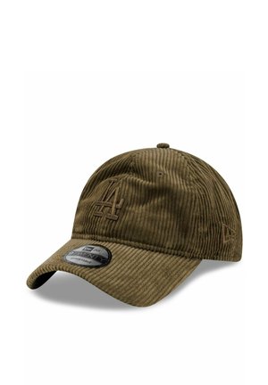 Bruine corduroy baseballpet met geborduurd LA-logo en verstelbare band, getoond op een witte achtergrond.