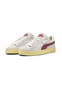 Suede tenisice u off-white boji s maroon naglascima; teksturirana gumena potplat; zaobljeni vrh; klasičan dizajn s vezicama i podstavljenim ovratnikom.