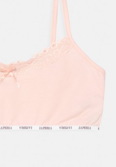 Bralette de algodão rosa com rendas e alças ajustáveis. Apresenta um laço central e uma faixa com "LA PERLA" impressa na bainha.
