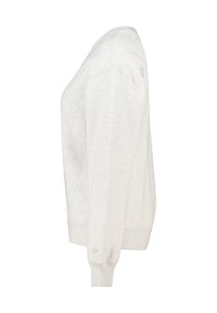 Sudadera de cuello redondo de manga larga en gris claro vista de lado, con puños de canalé y un pequeño logotipo bordado cerca de la muñeca.