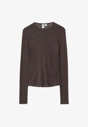 Braunes Langarmoberteil aus weichem Stoff, mit rundem Ausschnitt, raw-edged Säumen und lockerer Passform. Strukturierte Oberfläche mit subtiler Maserung.