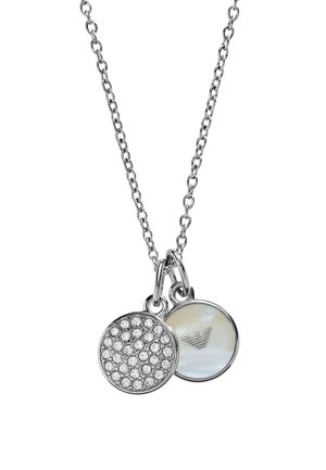 Collier chaîne en argent avec deux pendentifs ronds, l'un incrusté de cristaux clairs, l'autre avec une finition nacrée et une gravure de logo.