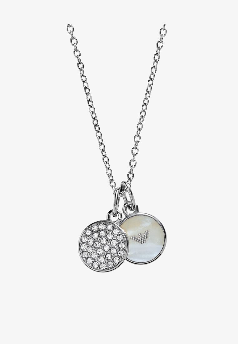 Collier chaîne en argent avec deux pendentifs ronds, l'un incrusté de cristaux clairs, l'autre avec une finition nacrée et une gravure de logo.