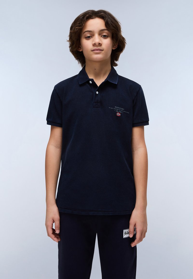 Mörkblå pikétröja med korta ärmar, krage och broderad logotypdetalj på bröstet. Tyget har en strukturerad yta.