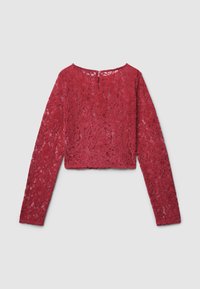 Top corto a maniche lunghe in pizzo rosso con scollatura rotonda, caratterizzato da intricati motivi floreali e una piccola chiusura a bottone sul retro.