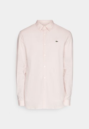 Svijetlo ružičasta košulja dugih rukava od pamučne mješavine, s ovratnikom, prednjim kopčanjem na dugmad i malim zelenim logom na lijevoj strani prsnog koša.