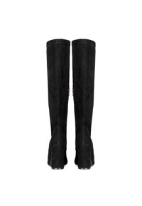 Stivali alti neri in suede con tacco a blocco, caratterizzati da una superficie liscia, un silhoutte elegante e una chiusura a doppia zip sul retro.