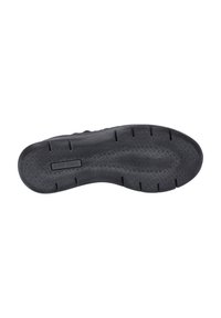Semelle de chaussure en caoutchouc noir présentant un motif de grip texturé et un logo en relief, avec une forme légèrement courbée et des rainures de traction définies.