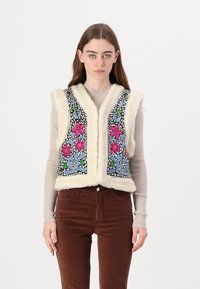 Faux-Fur-Weste in Creme mit floralem Stickmuster in Rosa und Blau auf einem schwarzen Hintergrund. Das Design verfügt über einen V-Ausschnitt und ärmellosen Schnitt.